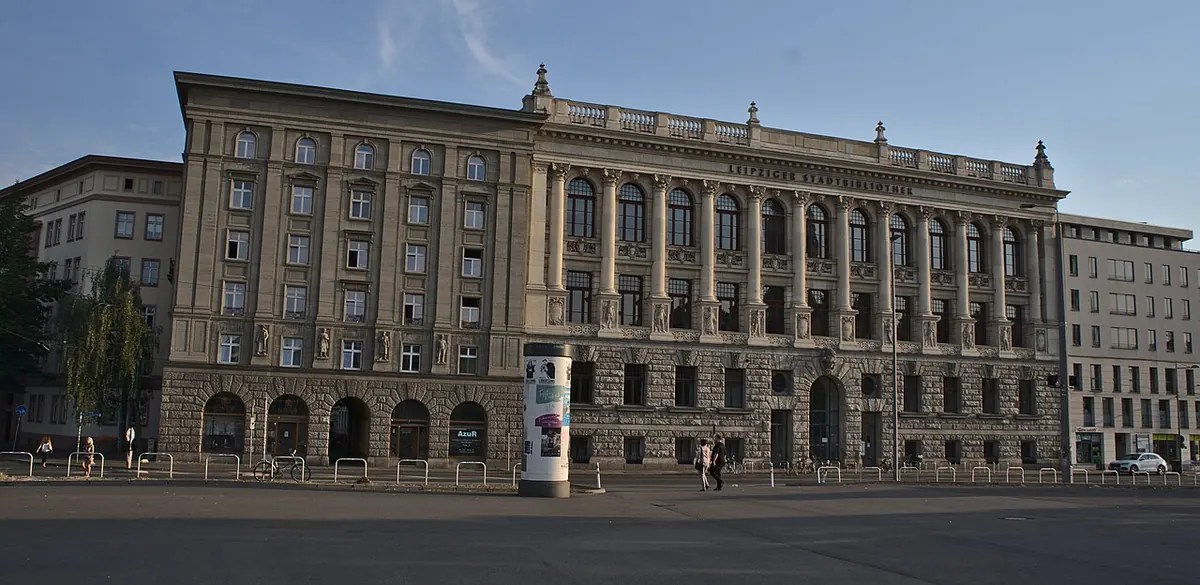 Außenansicht der Leipziger Stadtbibliothek am Wilhelm-Leuschner-Platz (Foto von 2022).
